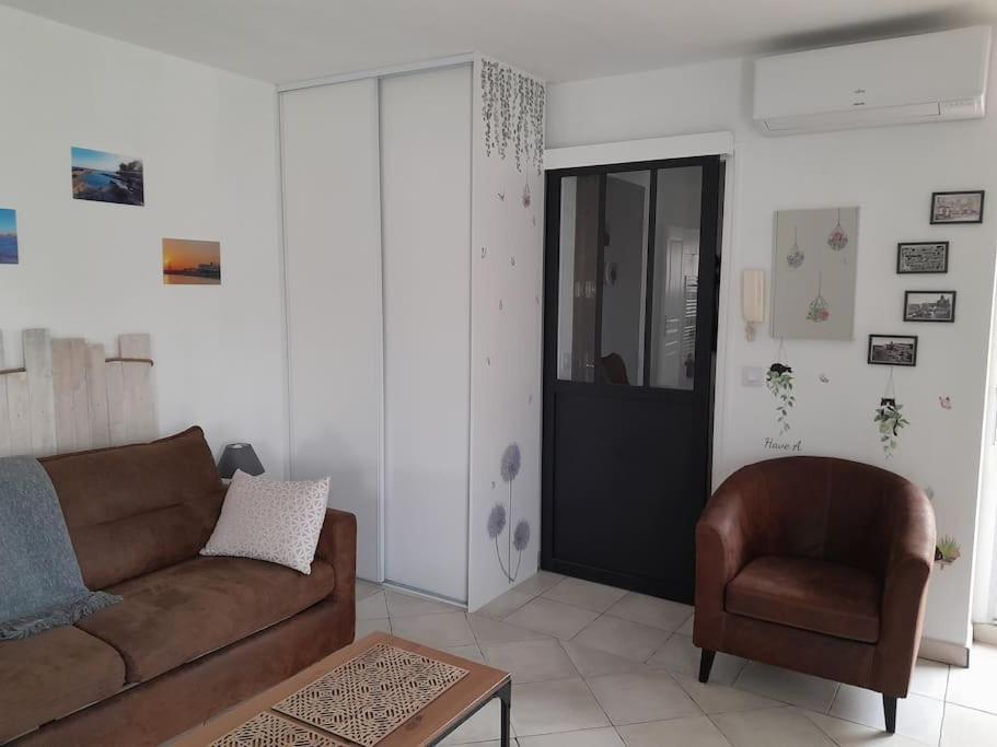 Charmant Studio Lumineux Avec Parking Prive Saint-Raphaël Kültér fotó