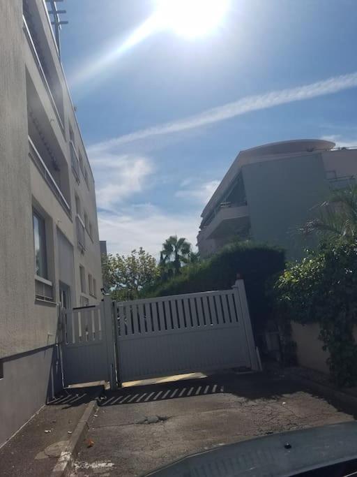 Charmant Studio Lumineux Avec Parking Prive Saint-Raphaël Kültér fotó